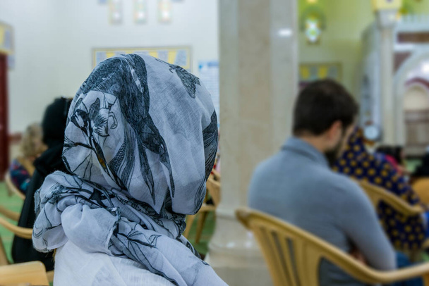 Convidados não-muçulmanos ouvindo uma introdução de um professor muçulmano dentro da Mesquita Jumeirah, a única mesquita no Dubai que está aberta ao público e recebendo convidados não-muçulmanos. - Foto, Imagem