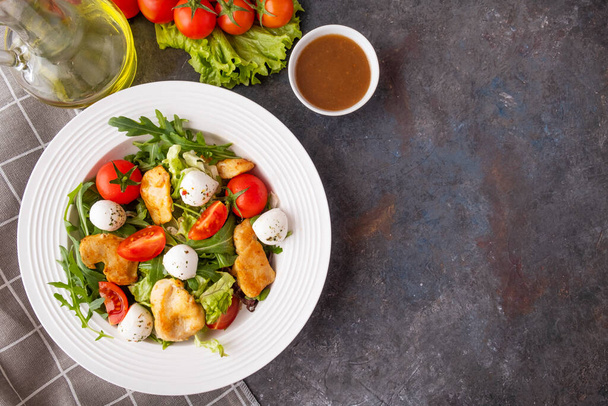 Tavuk, mozarella, roka ve vişneli domatesli lezzetli salata. Üst görünüm, metin alanı - Fotoğraf, Görsel