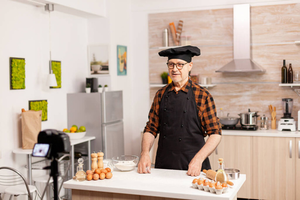 Gravação de chef positivo na cozinha uma nova receita - Foto, Imagem