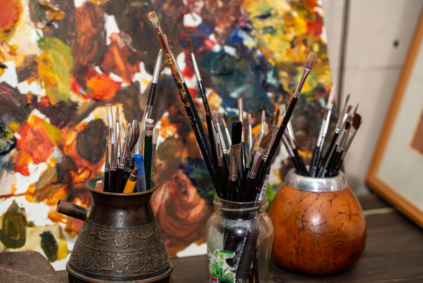 Spazzole usate nello studio del pittore artista - Foto, immagini