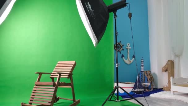 Altı köşeli stüdyo ışıkları olan fotoğraf ya da video stüdyosu. Yeşil ekran ve sabit sandalye - Video, Çekim