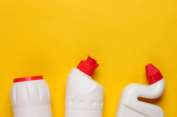 Bottiglie di prodotto detergente su fondo giallo. Vista dall'alto. Il concetto di pulizia. Minimalismo. Copia spazio - Foto, immagini
