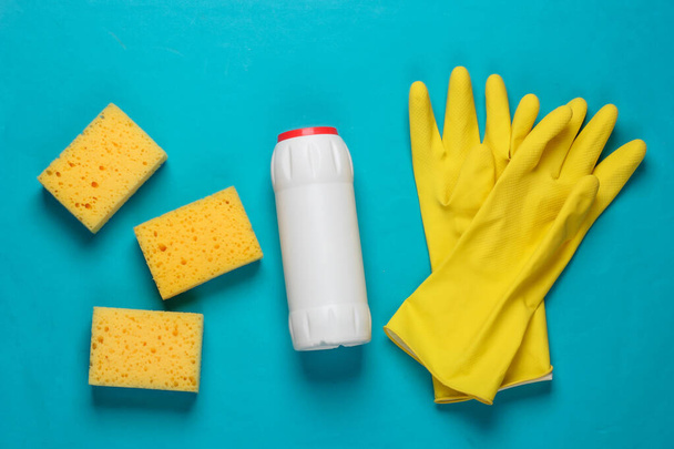 Botella de producto de limpieza, guantes y esponjas sobre fondo azul. Vista superior. Concepto de limpieza. Minimalismo - Foto, imagen