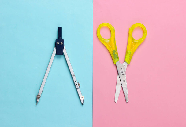 Papírnické (školní) nůžky, kompas na růžovém modrém pastelovém pozadí. Školní potřeby. Horní pohled. Minimalismus - Fotografie, Obrázek