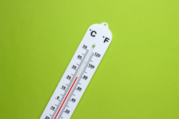 Thermomètre météo sur fond vert. Contrôle climatique. - Photo, image