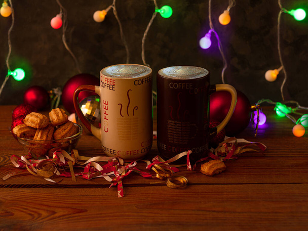 Різдвяні чашки кави з прикрасою вогнів боке. Зимові канікули музичний фон, затишний будинок хороша ранкова концепція, новорічна святкова пісня. Дві чашки з гарячим чаєм. Любов романтика пара побачення
. - Фото, зображення