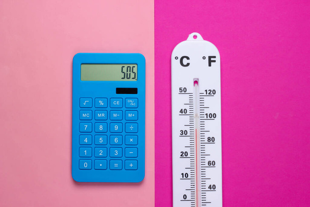 Konzept der globalen Erwärmung. Klimakontrolle. Wetterthermometer und Taschenrechner auf rosa Hintergrund. SOS. Ansicht von oben. - Foto, Bild