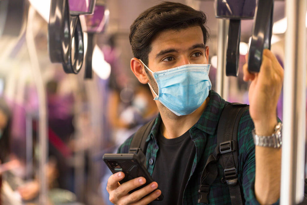 Homem caucasiano usando máscaras antivírus no ônibus público ou trem do céu. - Foto, Imagem