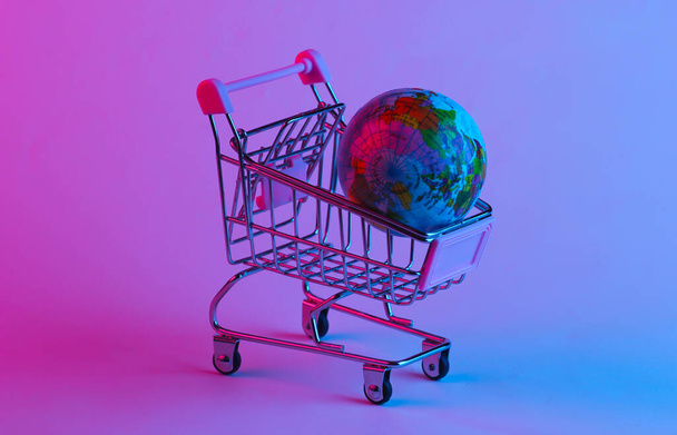 Carrello shopping con globo in luce neon alla moda. Bagliore rosa-blu sfumato. Concetto art. Minimalismo - Foto, immagini