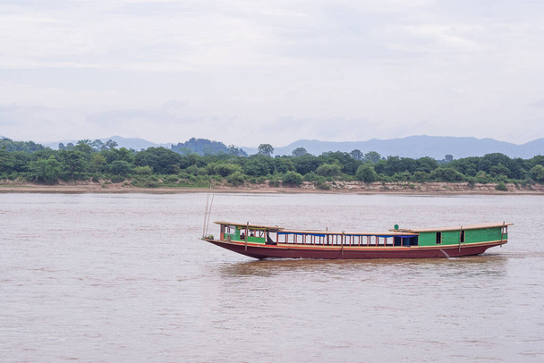 Barca sul fiume Mekong a Chiang Saen, provincia di Chiang Rai, Thailandia. Paesaggio bellissimo della natura. Spazio per testo. - Foto, immagini