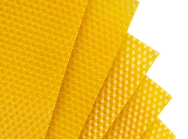 Mehiläisvahaa. Vahapohja mehiläisten jälleenrakentamiseen. Hunajakenno. Mehiläishoidon käsite - Valokuva, kuva
