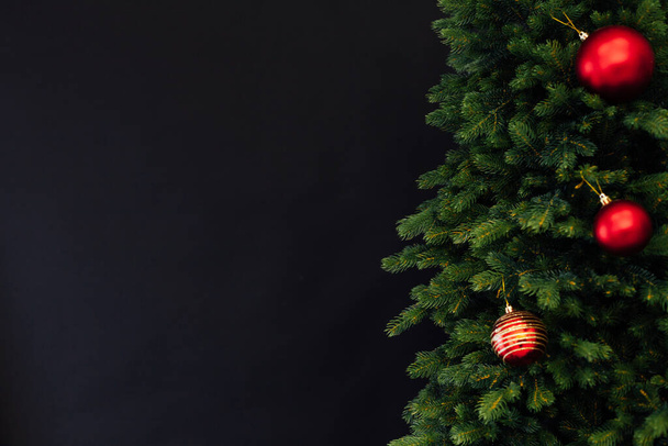 Weihnachtsbaum Zweige Kiefer Neujahr Dekor schwarzer Hintergrund Ort für die Beschriftung - Foto, Bild