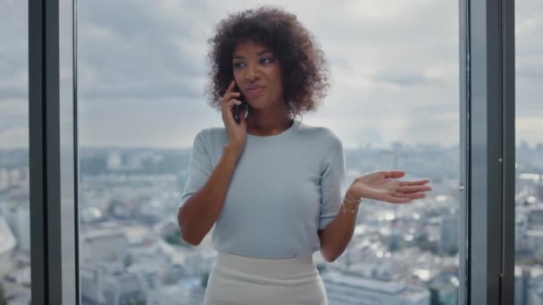 Mujer de negocios llamando en smartphone a la vista de la ciudad. Empleado hablando por teléfono - Metraje, vídeo