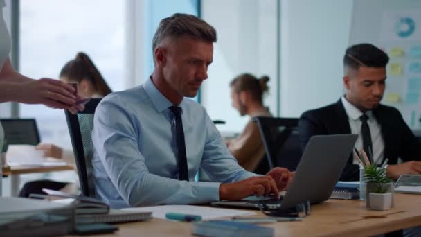 Un homme d'affaires concentré tapant sur ordinateur portable. Employé masculin parlant avec un collègue - Séquence, vidéo