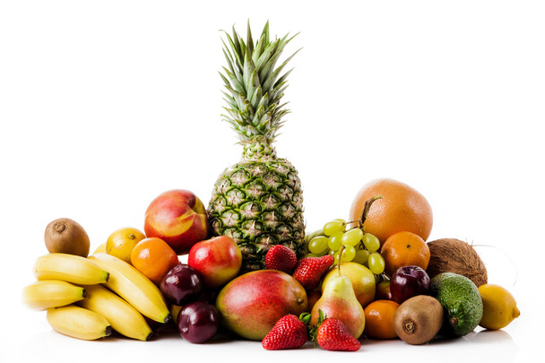 Frutas frescas isoladas em branco. Conjunto de diferentes frutas frescas
 - Foto, Imagem