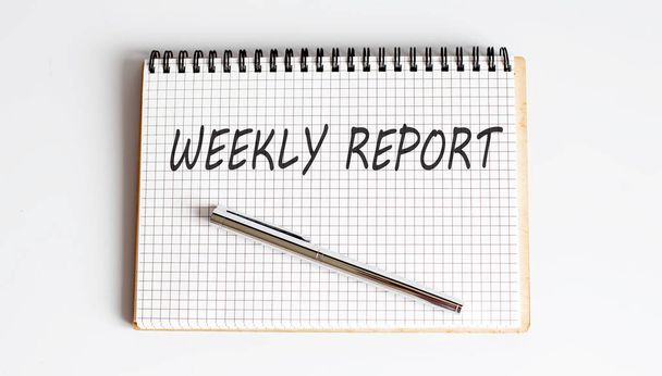 Carnet avec stylo et notes sur Weekly Report - Photo, image