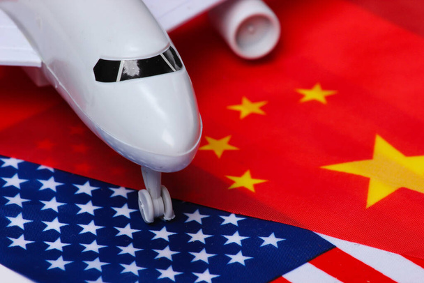 Letecký let mezi zeměmi. Figurína letadla s vlajkou Číny a USA. Letecká doprava - Fotografie, Obrázek