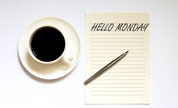 Ahşap zemin üzerinde kalem ve kahve olan Pazartesi Beyaz Kağıdı. İş dünyası - Fotoğraf, Görsel