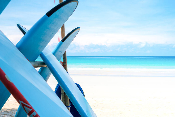 Sok szörfdeszka kiadó a nyári strand napfény kék ég háttér.  - Fotó, kép