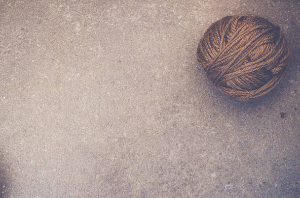 A high angle shot of a ball of yarn on a rough surface - copy space - Zdjęcie, obraz