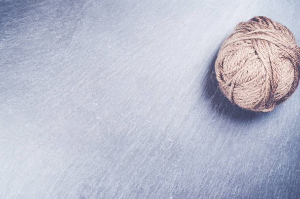 A high angle shot of a ball of yarn on a rough surface - copy space - Foto, imagen