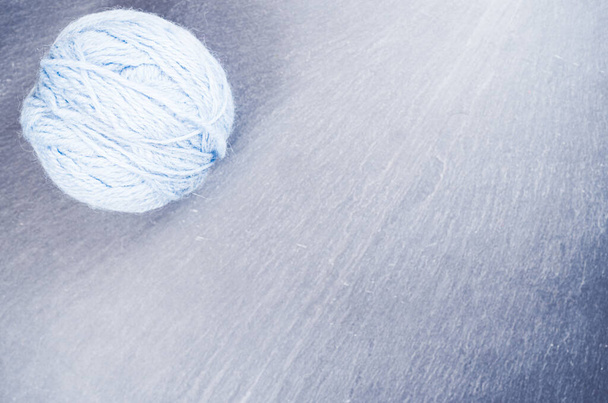 A high angle shot of a ball of yarn on a rough surface - Foto, imagen