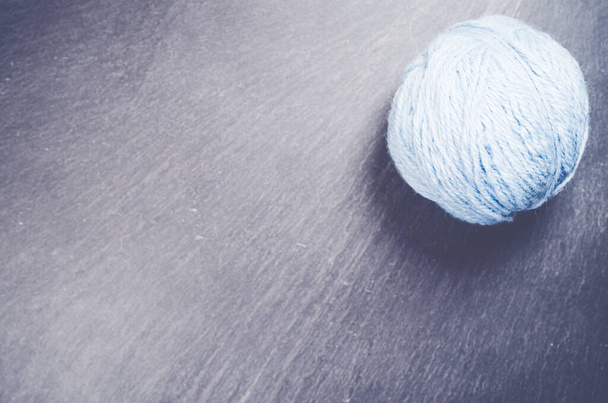 A high angle shot of a ball of yarn on a rough surface - Fotoğraf, Görsel