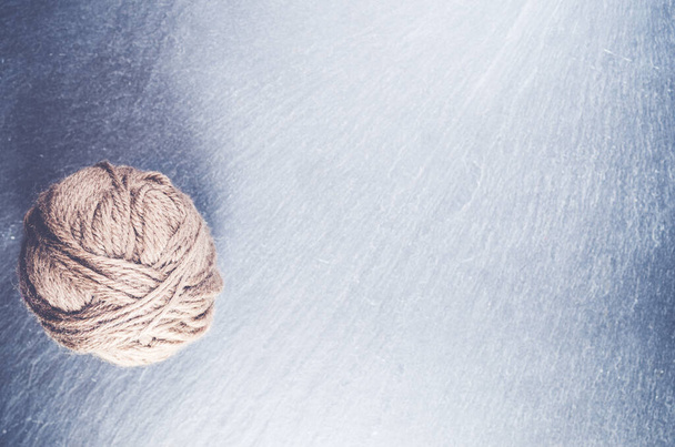 A high angle shot of a ball of yarn on a rough surface - copy space - Foto, Imagen
