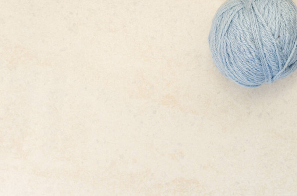 A high angle shot of a ball of yarn on a rough surface - Zdjęcie, obraz