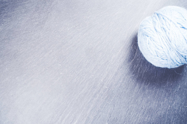 A high angle shot of a ball of yarn on a rough surface - copy space - Foto, Imagem