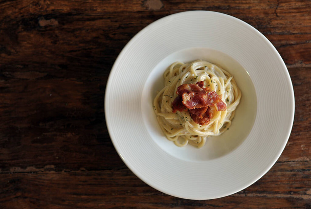 Herkullinen spagetti carbonara pekonilla puupöydällä - Valokuva, kuva