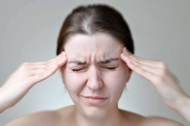 Jovem mulher com dor de cabeça
 - Foto, Imagem