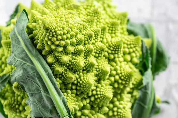 Romanesco brokuły zamknąć. Fraktalna roślina jest znana z połączenia z sekwencją fibonacciego i złotym stosunkiem. Zabawa jedzenie dla praktycznych naukowców, którzy kochają matematykę. - Zdjęcie, obraz