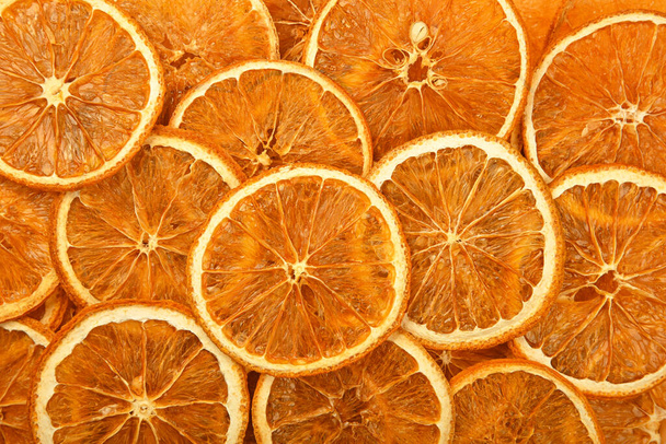 Nahaufnahme vieler getrockneter knuspriger Orangenringchips im Einzelhandel, erhöhte Ansicht von oben, direkt oben - Foto, Bild