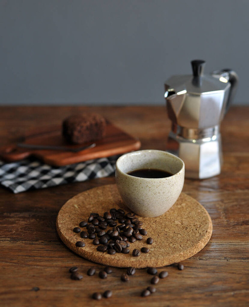 Moka cafetera y taza de café, cafetera espresso italiana de acero - Foto, imagen