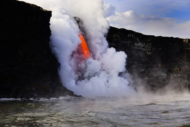 Лава течет в океан со скалы на Большом острове Гавайи - Фото, изображение