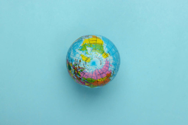 Globe sur fond bleu. Vue du dessus - Photo, image