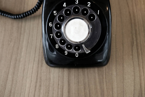 Старый черный телефон, ретро, винтажный телефон - Фото, изображение