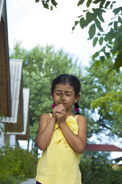 мила маленька дівчинка на відкритому повітрі
 - Фото, зображення