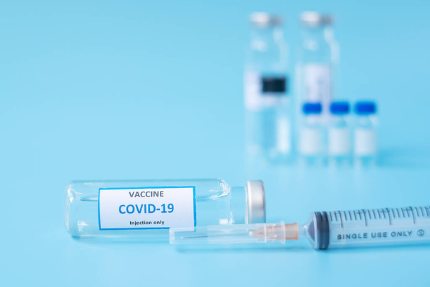 COVID-19 Frasco para injectáveis e seringa para injectáveis contra a infecção pelo Coronavirus em laboratório hospitalar. Conceito de medicina, saúde, vacinação e imunização - Foto, Imagem