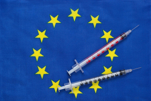 Jeringas con bandera de la Unión Europea. Vacunación - Foto, imagen