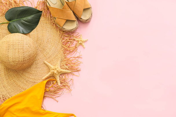 Női készlet strand tartozékok fonott kalap színes háttér - Fotó, kép