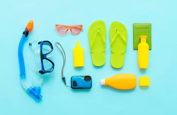 Комплект пляжных аксессуаров с маской для подводного плавания на цветном фоне. Концепция отдыха за рубежом - Фото, изображение