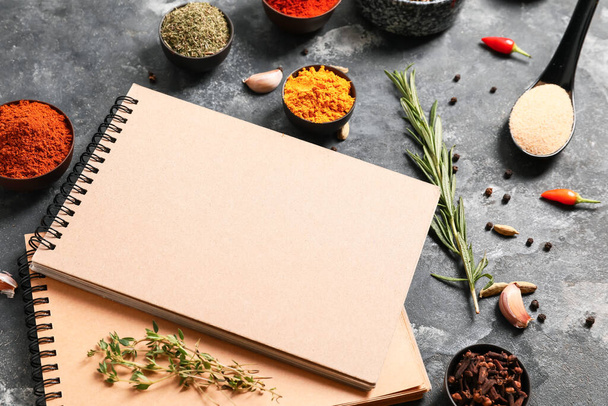 Quaderni per ricette e spezie su sfondo grigio - Foto, immagini