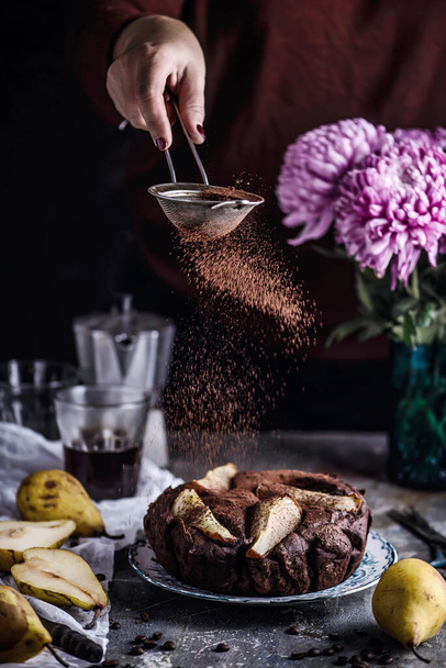 Schokoladen-Ricotta-Birnenkuchen. .style Jahrgang. Selektiver Fokus - Foto, Bild