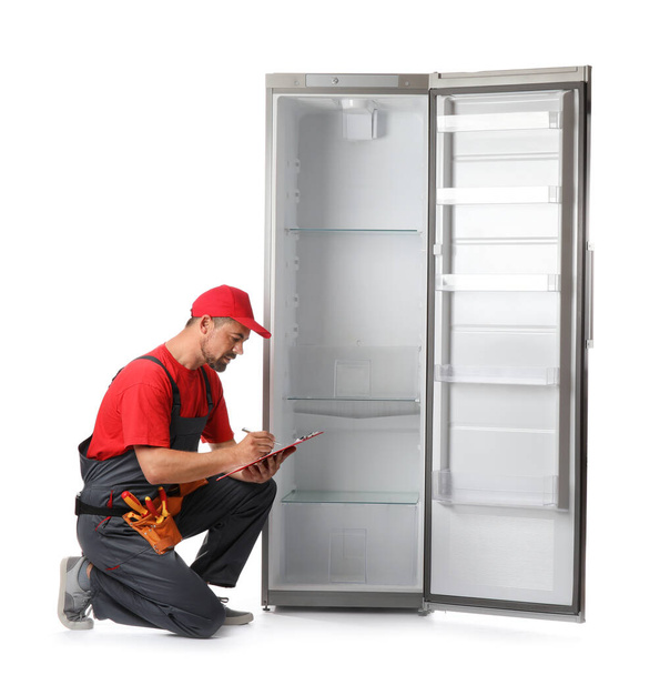 Lavoratore di servizio di riparazione vicino frigorifero su sfondo bianco - Foto, immagini