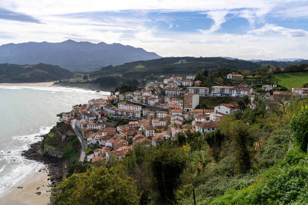 Krásná vesnička na pobřeží Asturie uhnízděná na úbočí kopce - Fotografie, Obrázek