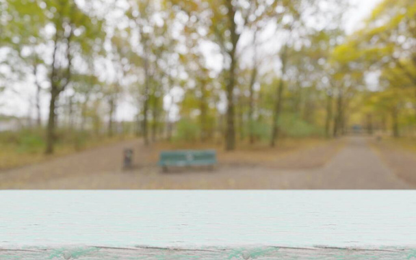Drewniany blat stołowy z jesiennym tłem parku. makieta tematyczna Golden Autumn do wyświetlania produktów. - Zdjęcie, obraz