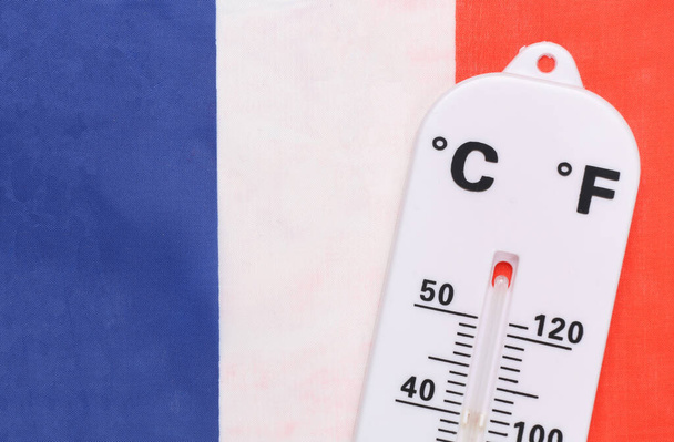 Εθνικός Έλεγχος Θερμοκρασίας Περιβάλλοντος. Θερμόμετρο καιρού στο φόντο της σημαίας της Γαλλίας. Έννοια της υπερθέρμανσης του πλανήτη - Φωτογραφία, εικόνα