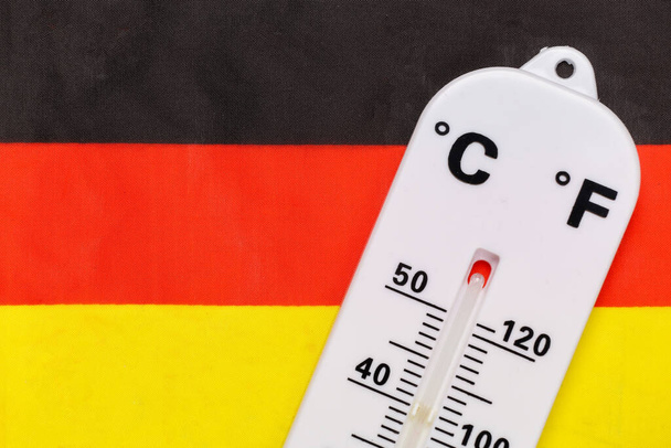 Εθνικός Έλεγχος Θερμοκρασίας Περιβάλλοντος. Θερμόμετρο καιρού στο φόντο της γερμανικής σημαίας. Έννοια της υπερθέρμανσης του πλανήτη - Φωτογραφία, εικόνα